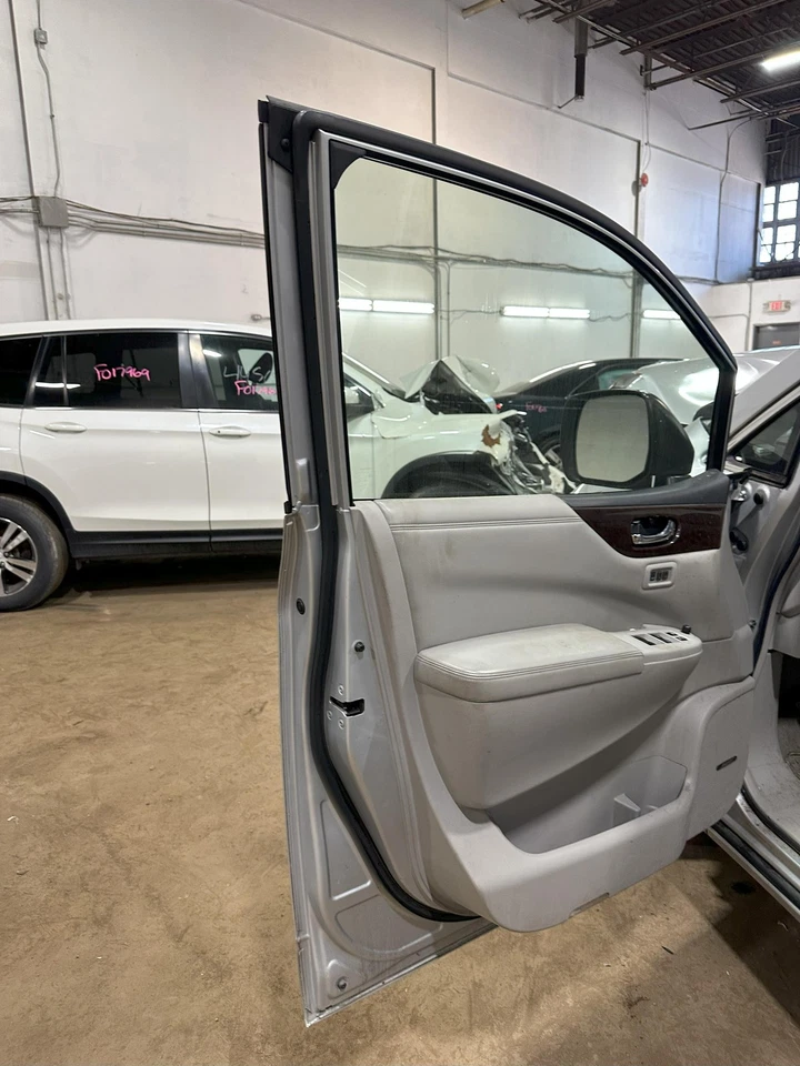 Used Front Left Door Assembly Front fits: 2011 Nissan Quest electric w/side sill Foto 2 de 4