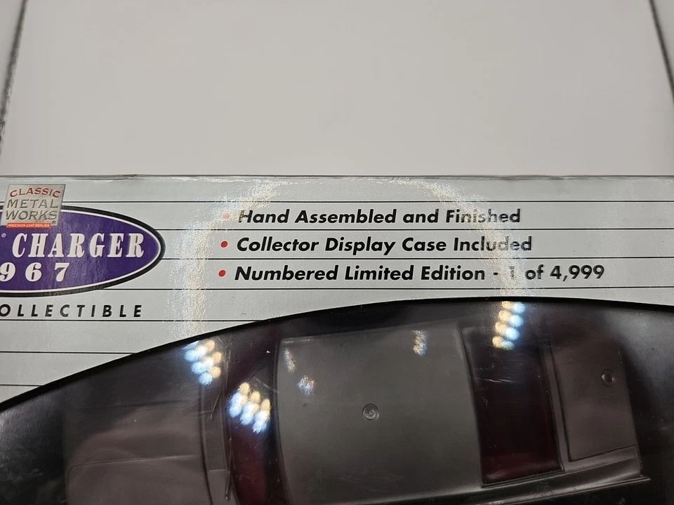 Carro Dodge Charger fundido prata vintage 1 de 4999 Classic Metal Works 1967 1:24 - Imagem 4 de 4
