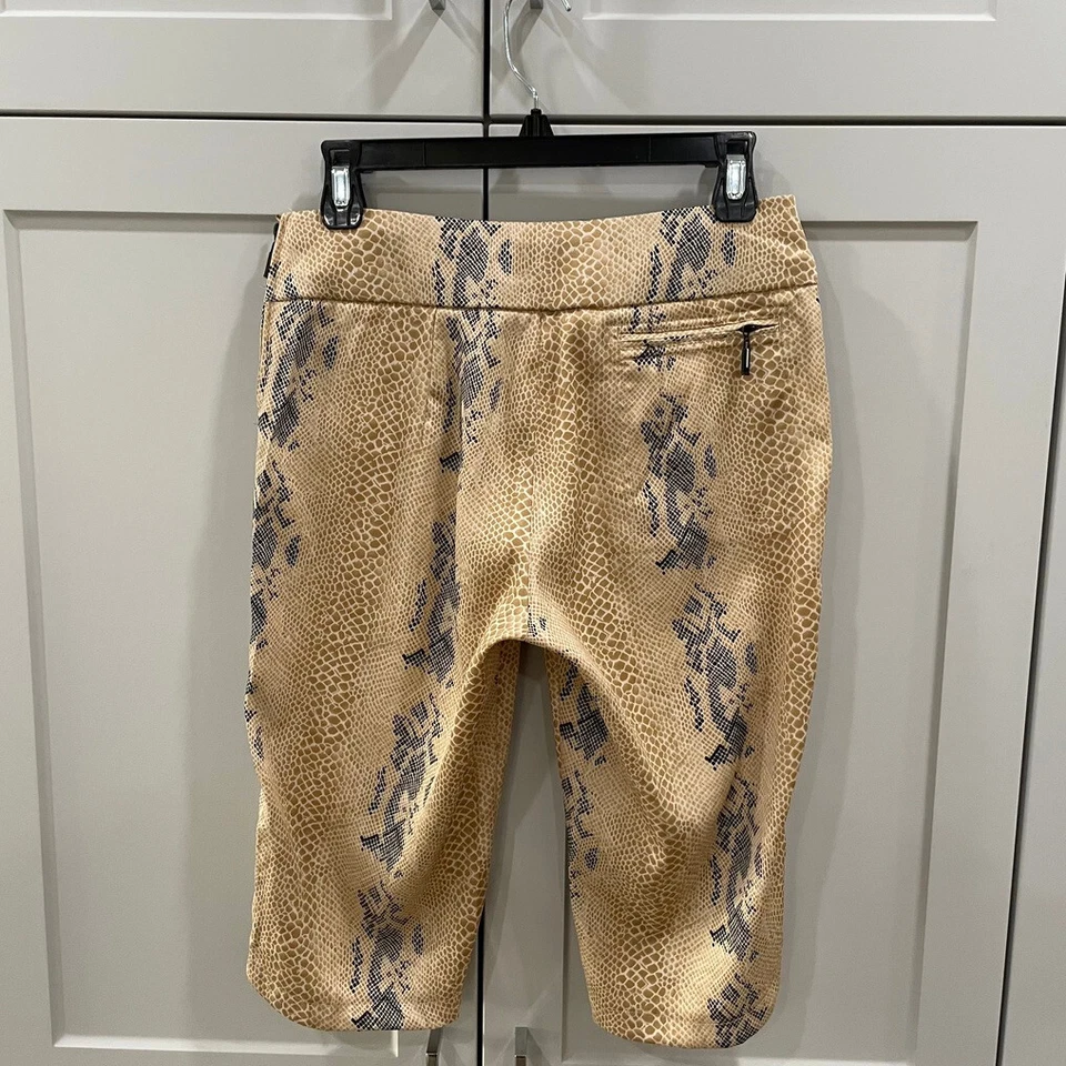Pantalones Cortos de Golf Jamie Sadock para Mujer 4 Pantalones Cortos de Rodilla Estampado de Serpiente Bronceados Skinnyliscious Foto 4 de 4