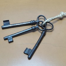 3 antike Zimmerschl&uuml;ssel aus Eisen T&uuml;rschl&uuml;ssel alte Bartschl&uuml;ssel Schl&uuml;sselbund