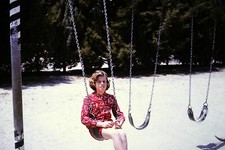 1963 Niña con aspecto pensativo en vestido rojo en columpio Kodachrome Transparencia Slide