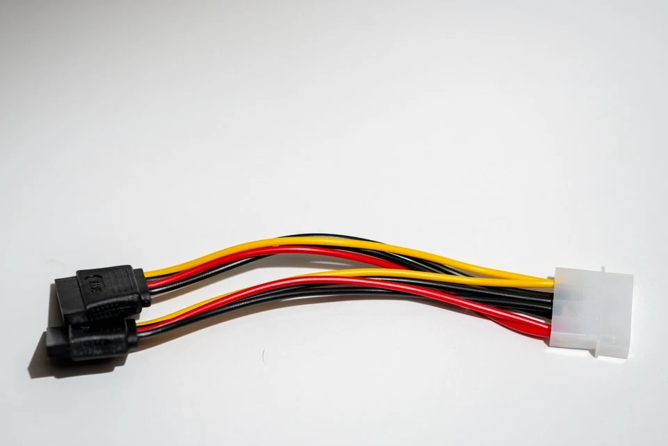4 Pin Molex IDE männlich auf 2x 15 Pin S-ATA (SATA) weiblich Y-Stromadapter - Bild 3 von 4