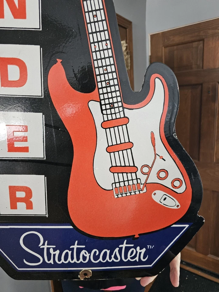 GRAN LETRERO DE PORCELANA VINTAGE 1954 FENDER STRATOCASTER 30" BONITO LETRERO DE TIENDA DE DISTRIBUIDOR Foto 2 de 4