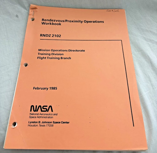 1985 NASA Space Shuttle Rendezvous & Proximity Operations Workbook RNDZ2102 RARE