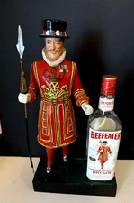 VINTAGE 1940s/1950s BEEFEATER GIN BAR DISPLAY w HANDPAINTED STATUE 16 1/2" TALL