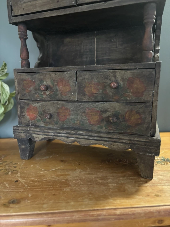 Antigua cabaña pintada de arte popular de muestra de vendedor con cajones Foto 4 de 4