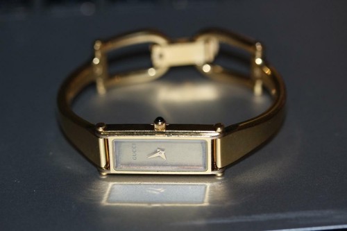 gucci gold bangle watch