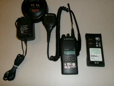 MOTOROLA HT1250 UHF 128 CH 450-512 MHZ 5W ANALOG WITH ACCESSORIES & SPKR MIC