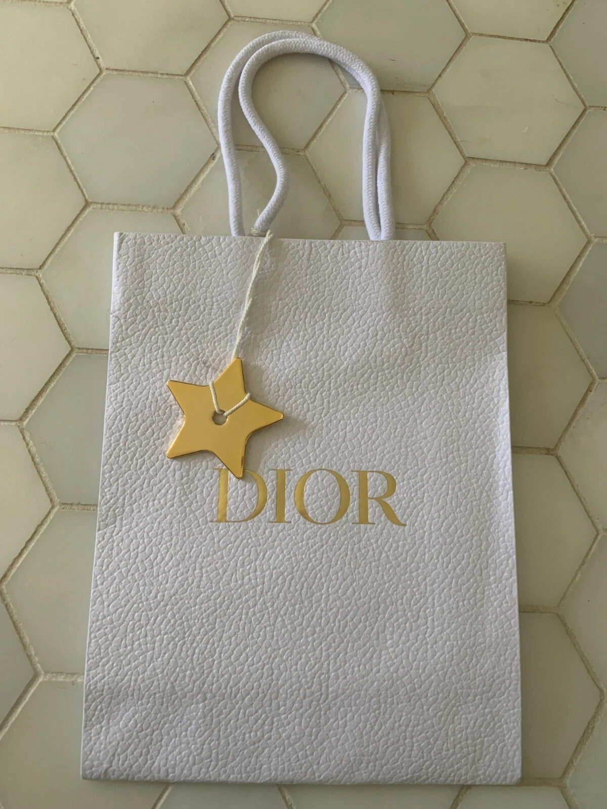 Sac à provisions Dior Pebble avec charme étoile et lettrage or