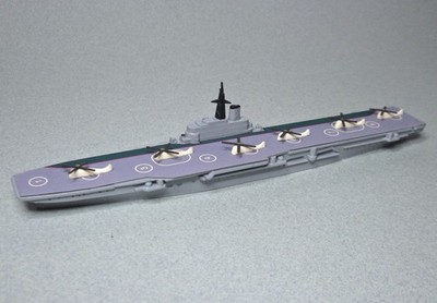 TRIANG MINIC SHIP HMS BULWARK Commando Carrier + 6 weiße HUBSCHRAUBER Replika