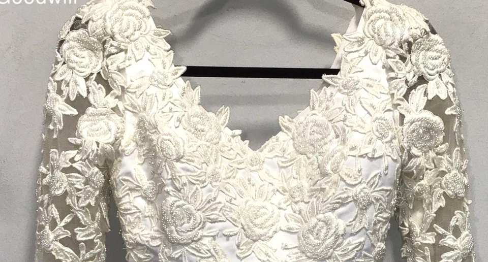 VTG Bonny Off White Scalloped Soft Satin Long Sleeve Wedding Dress Gown Size SM - Image 3 of 4