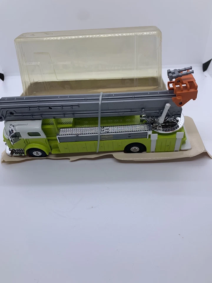 MODEL POWER FIRE ENGINE 1/48 SCALE MADE IN MACAO. - Image 3 of 4