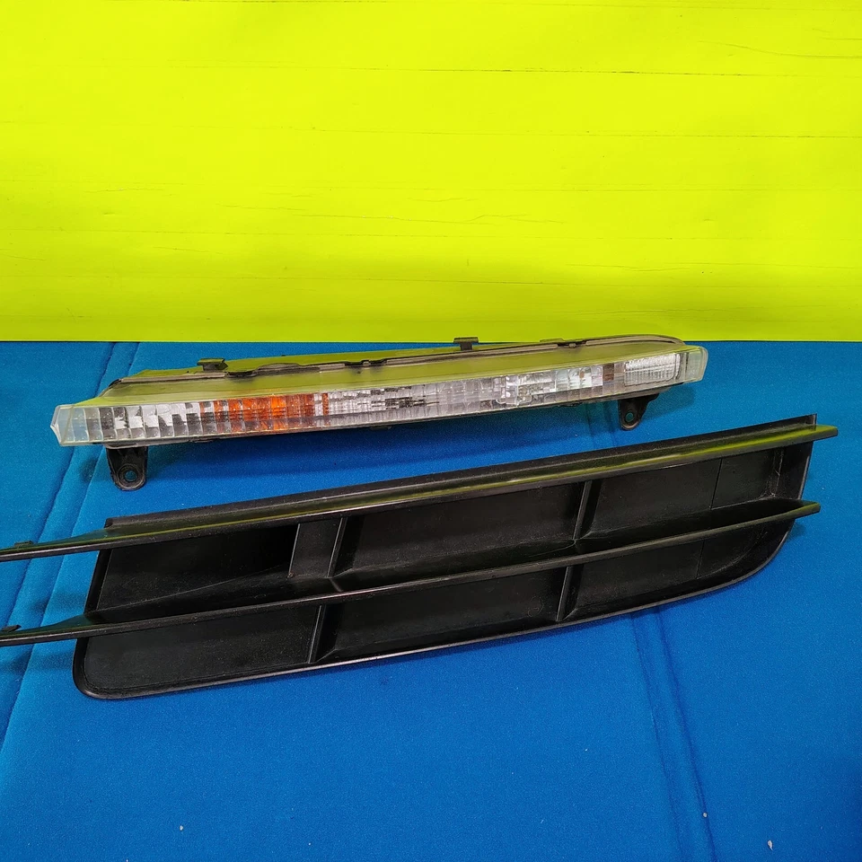 AUDI Q7 2007-2009 - Luz de giro del parachoques delantero derecho izquierdo con moldura/moldura OEM Foto 2 de 4