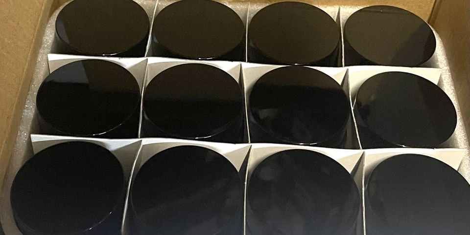 Frascos de vidrio redondos ámbar de 1 oz con revestimientos interiores y tapas negras, paquete de 12 Foto 2 de 4