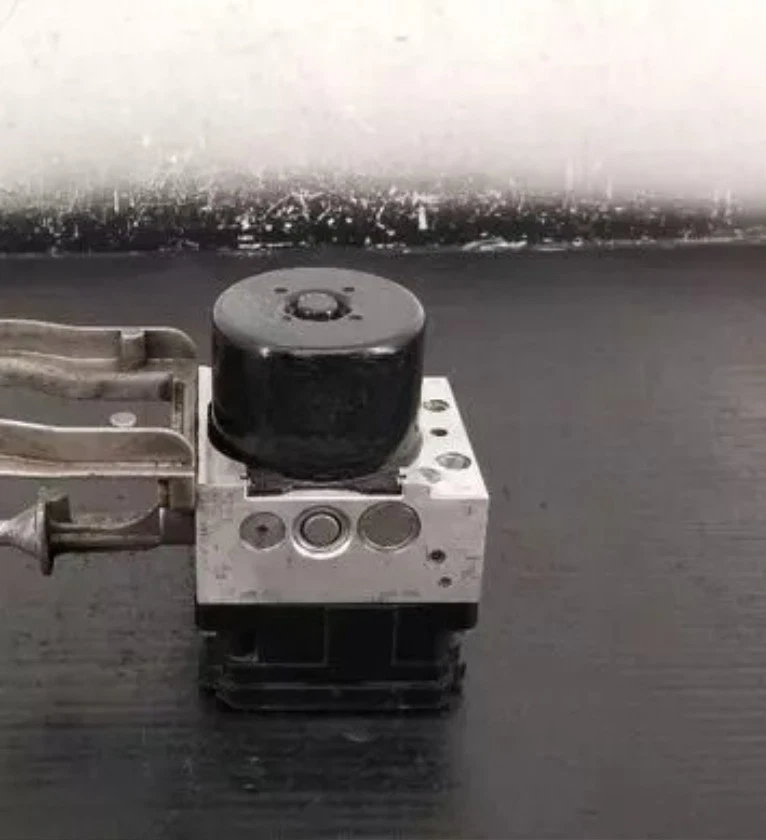 2011-2012 Chrysler 300 Dodge Charger ABS Anti-Lock Brake Pump Assembly OEM Foto 2 de 4