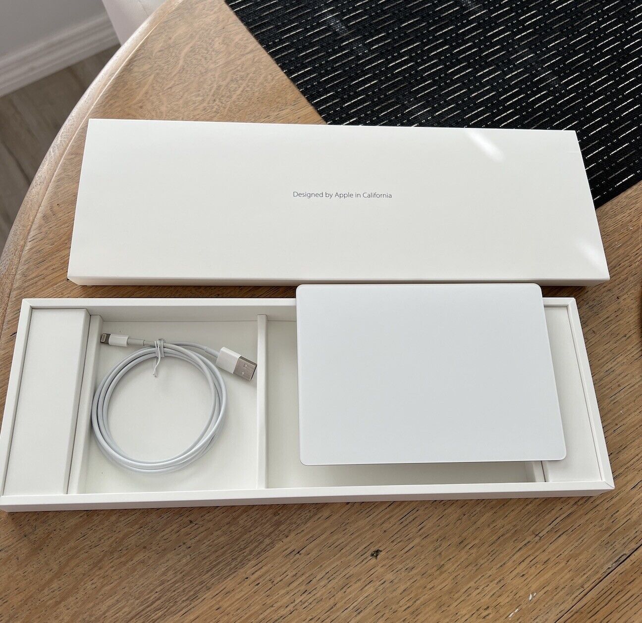 Apple  Magic (MJ2R2LLA) Trackpad 2 with Lightning Cable - White
