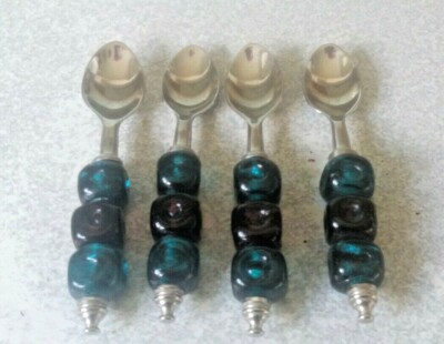 SET AUS VIER RETRO TEELÖFFELN MIT GLASGRIFF - 5 1/4 ZOLL LÄNGE