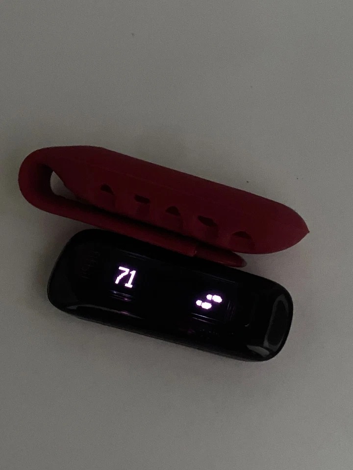 Fitbit One Red & Holder - version 6.46 new battery. PLEASE READ THE DESCRIPTION! - Image 4 of 4