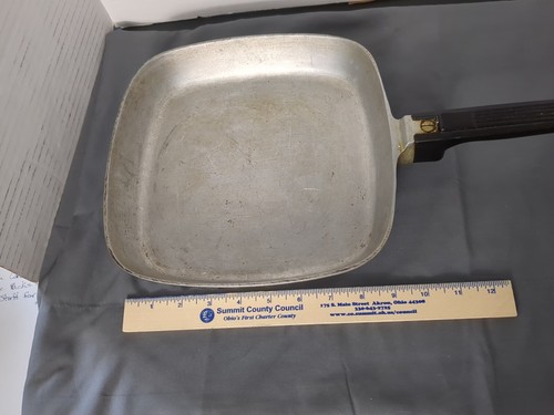 Vintage WAGNER WARE SIDNEY O MAGNALITE 4510 SQUARE 10" FRYING PAN WITH LID - Picture 7 of 10