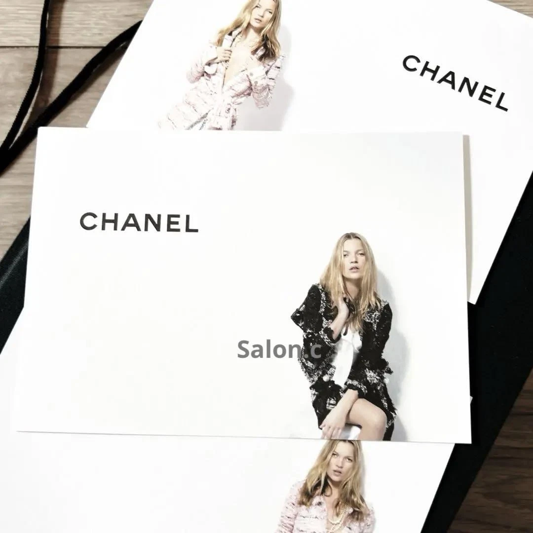 Giacca tweed Chanel con polsini ricamati in pizzo e perle