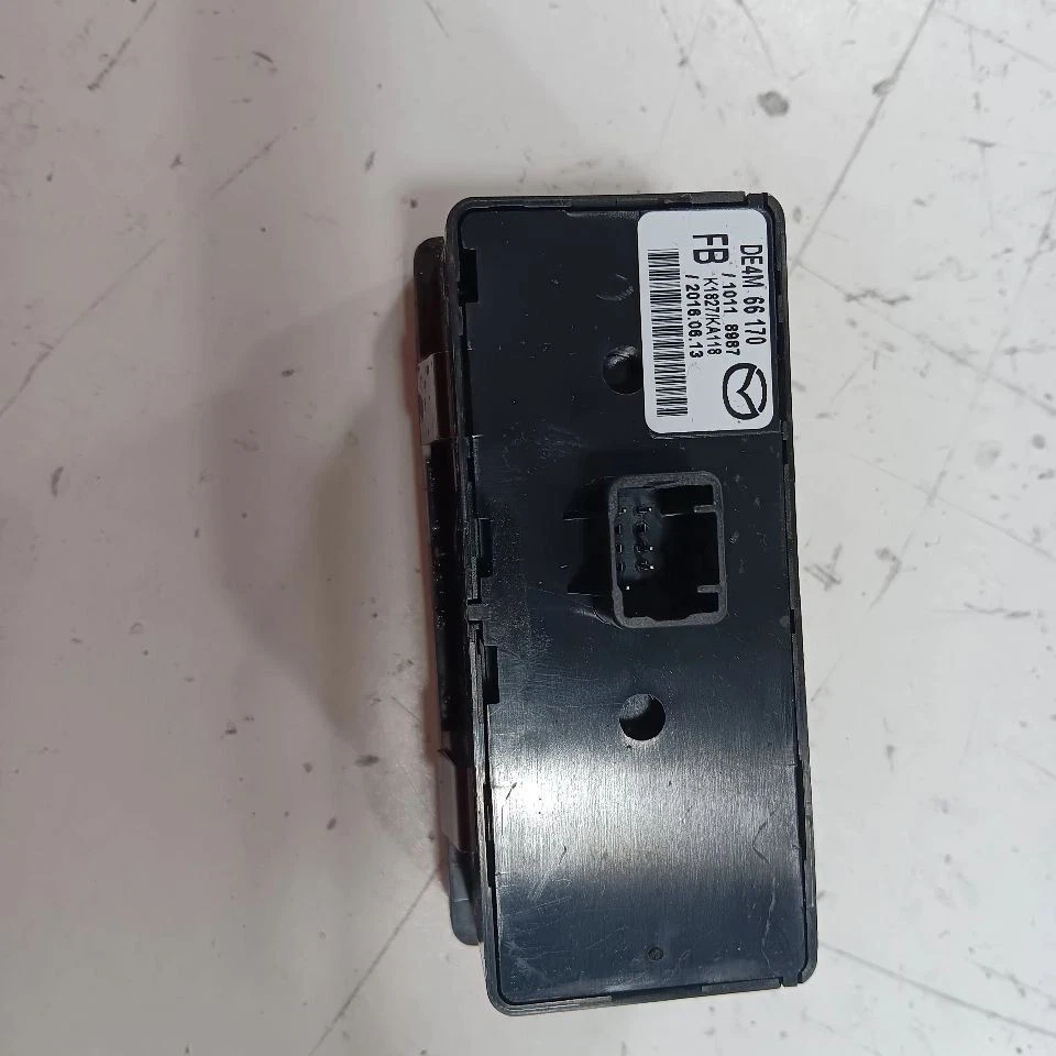 Interruptor de control de tracción Mazda CX-3 2016 2017 2018 Foto 2 de 4