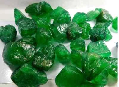 Natural 2500 Ct Colombian Green Emerald Loose Gemstone Rough Lot AAA - Image 1 of 4