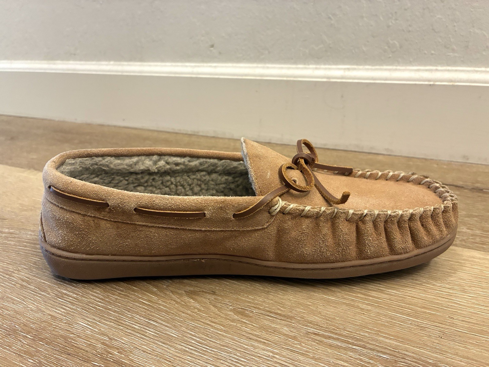 SAOLA Minnetonka 41351 ciabatte suola rigida slip on pelliccia interno marrone scamosciato scarpe taglia 12
