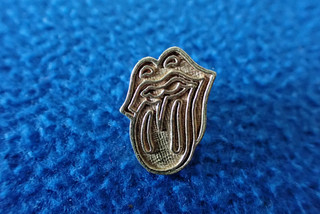 Vintage gold coloured Rolling Stones tongue pin / badge rare HTF