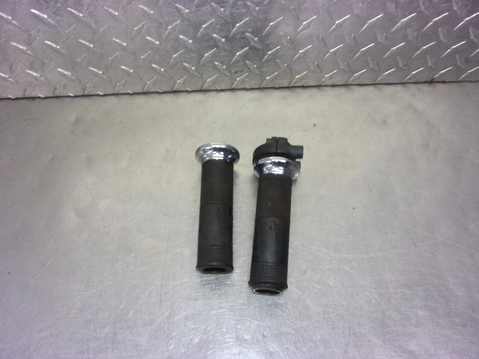 931 A VESPA GTS 300 IE 2013 OEM THROTTLE TUBE GRIP (TWO) - image 3 of 4