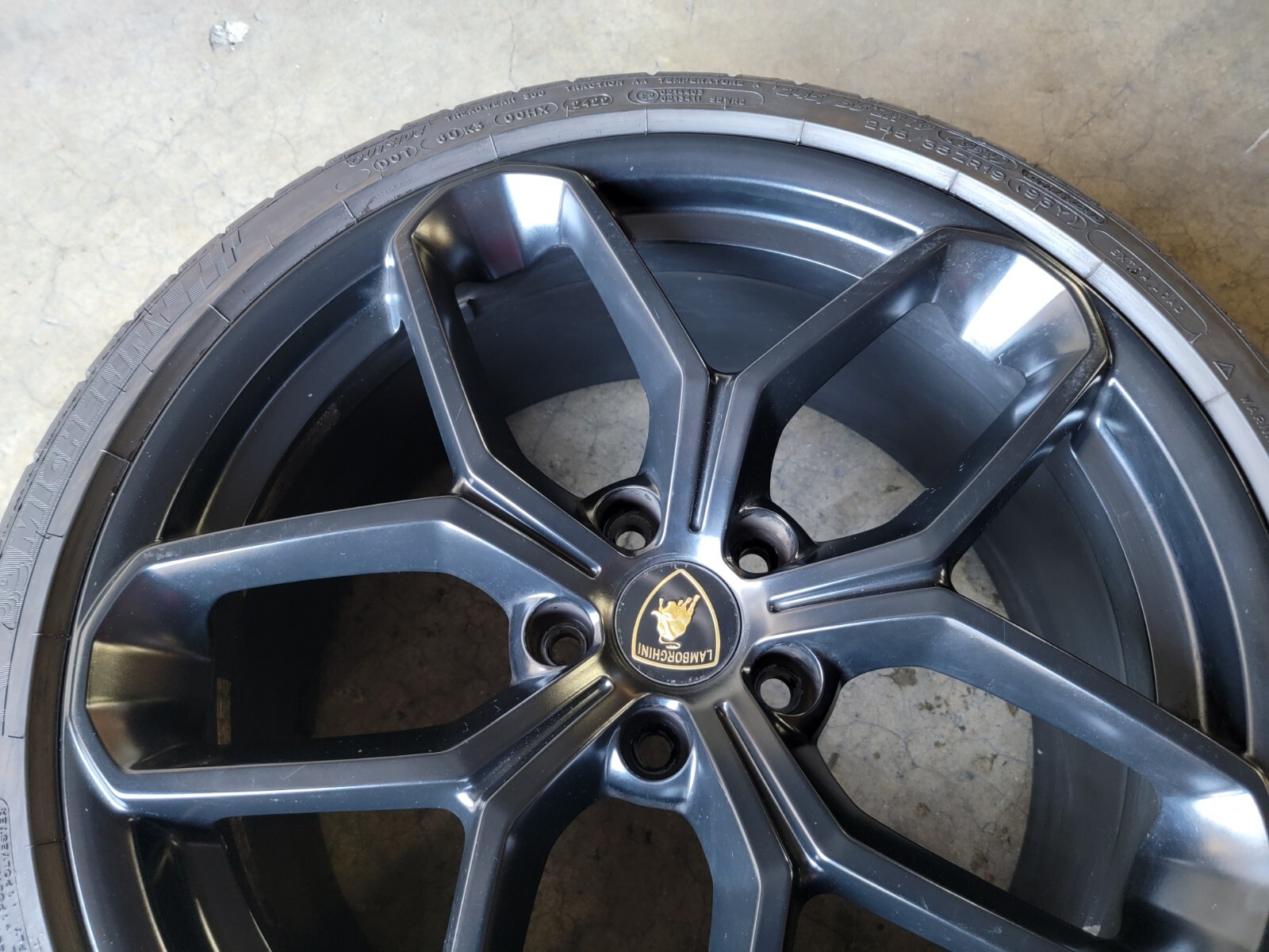 LAMBORGHINI HURACAN LP580 KARI FRONT WHEEL RIM WITH TIRE OEM 4T0601017 BLACK