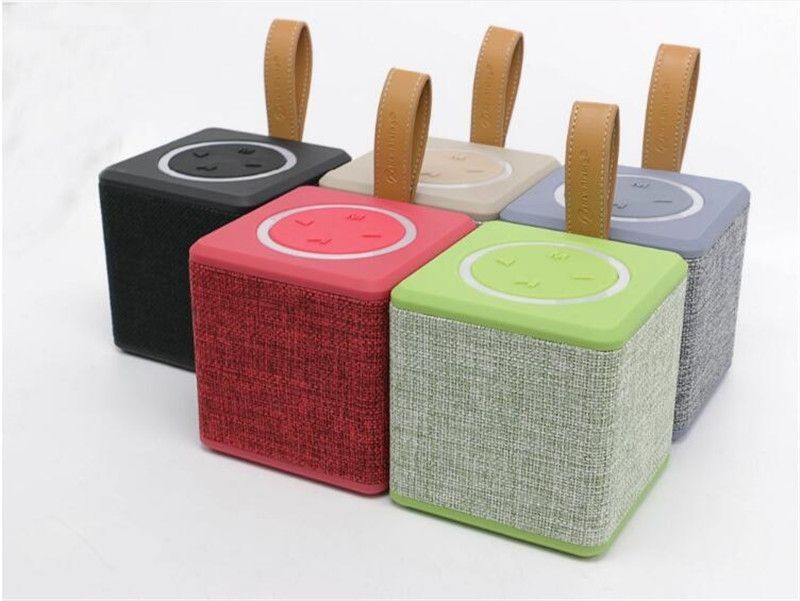 Mini haut-parleur cube rouge rétro en tissu et Bluetooth haute fidélité