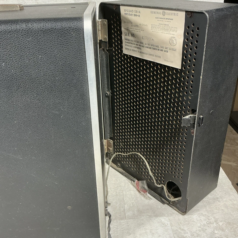 VINTAGE GE Trimline Transistor 400 Portable Turntable Solid State Record Player - Image 3 of 4