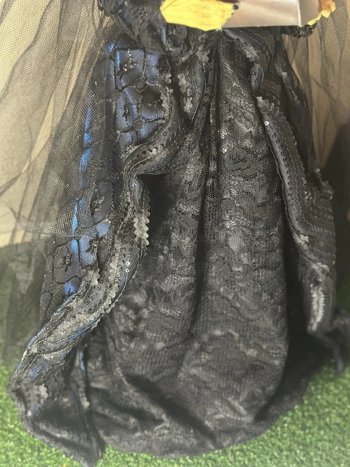 PIERI NOELLA NIGHT SHADE 22" HALLOWEEN BRUXA NEGRA COM VÉU - Imagem 4 de 4