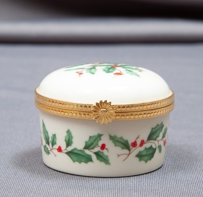 Lenox Holiday Holly & Berry Porcelain Pill /Trinket Box Gold Trim