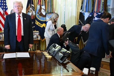 4x6 President Donald Trump as Pharma Exec Faints Press Conference Nov 2025 Photo
