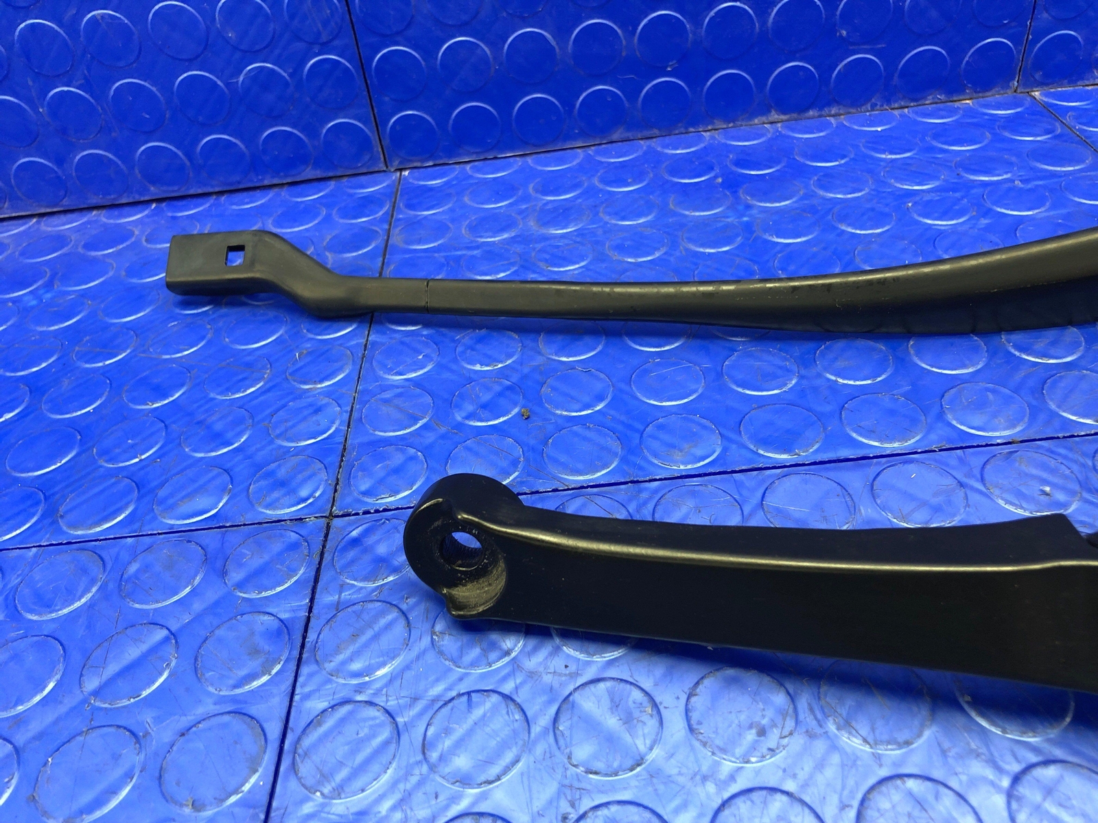 2017-2022 MASERATI LEVANTE OEM FRONT RIGHT LEFT WINDSHIELD WIPER ARM