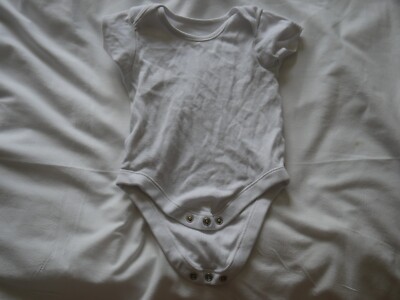 Kurzarm Weste Muskat Body Anzug 6-9 Monate Baby weiß Junge Mädchen
