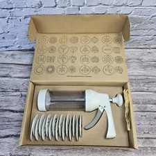 The Pampered Chef 1525 Cookie Press with 16 Discs - White READ DISCRIPTION 