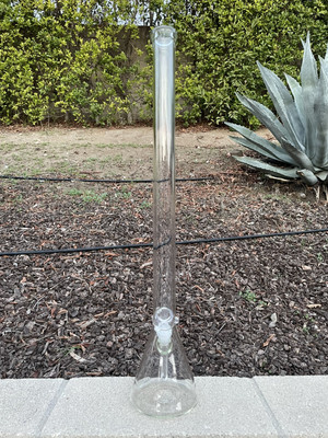 28'' inches Beaker 44mm wide by 5mm Thick Water Pipe Bong Clear.  Made in USA