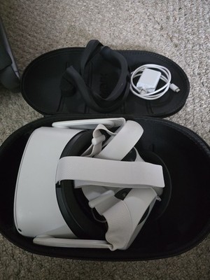 Meta Oculus Quest 2 Headset, 128GB, With Controllers and Case - USED