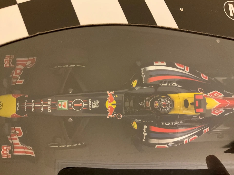Minichamps 1/18 Redbull Racing RB7 Sebastian Vettel 2011 Japan GP Ltd Ed NRFB - Image 4 of 4