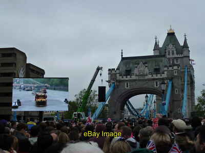 Photo 6x4 Giant TV screen near Tower Bridge Crowd watching the Thames Dia c2012