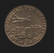 Most powietrzny mocarstw zachodnich , Świat podziwia walkę berlińskiego medalu