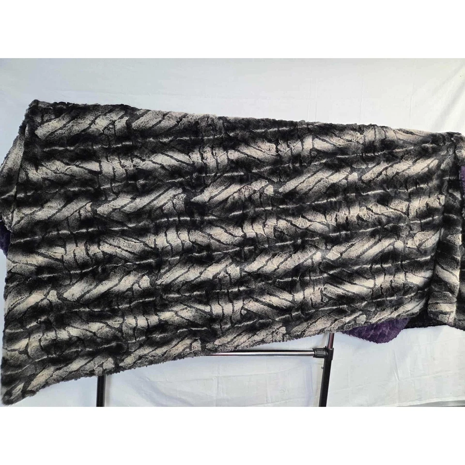 Minky Mamas Patchwork Luxe Minky Blanket 78x57 紫色 黑色 隐藏 毛绒毯 — 第 2/4 张图片