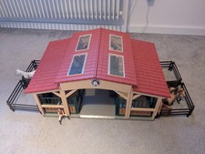 Schleich Farm World 42195 Pferdestall mit Pferden und Zubehör