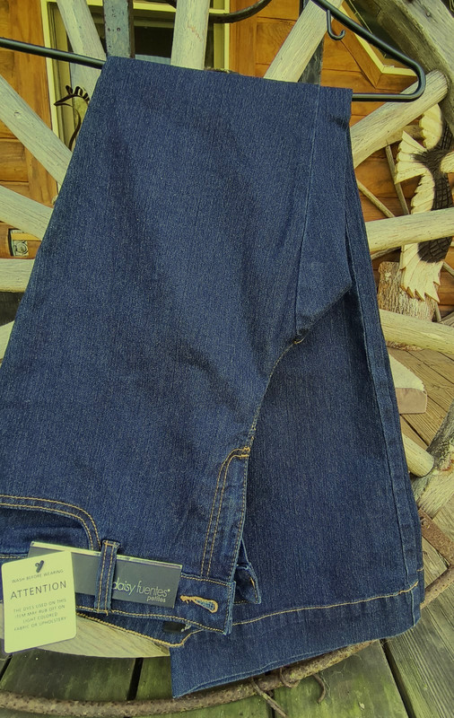 NWT Womens 10P Petite Daisy Fuentes Jeans - 31" Length - Boot Cut - $44 MSRP