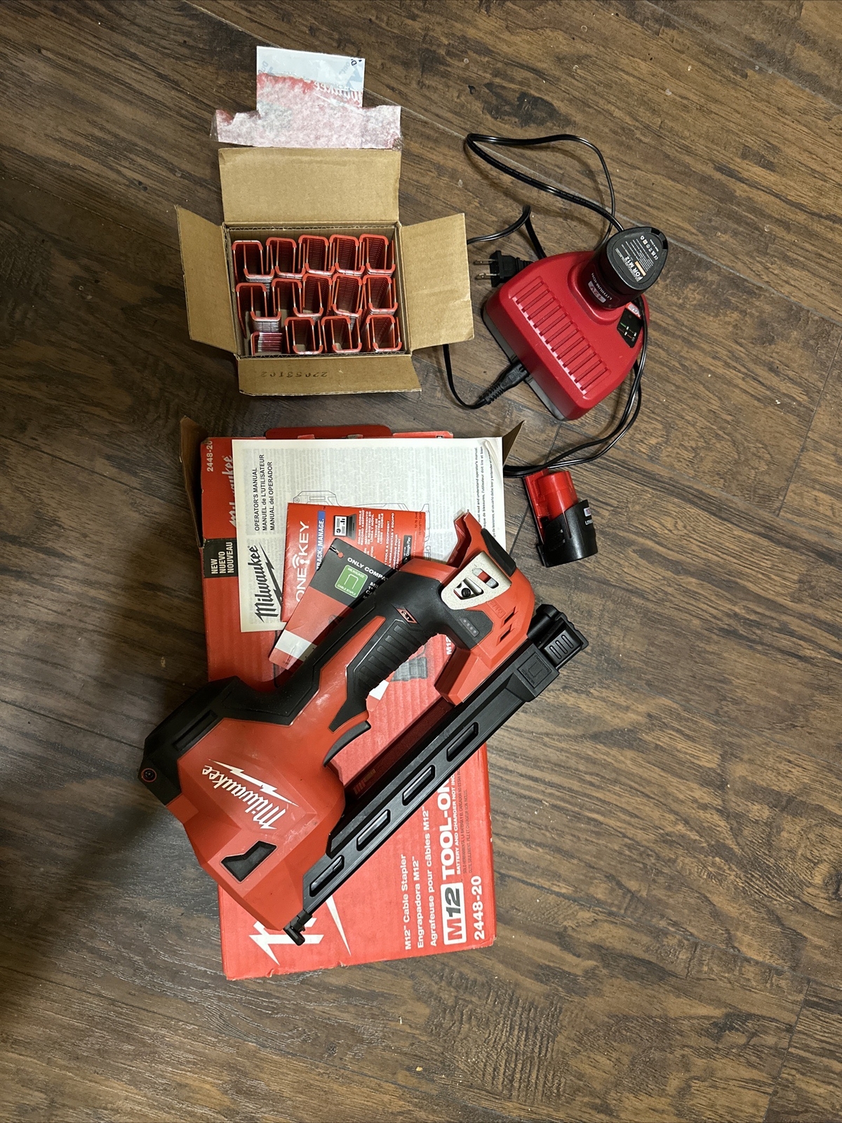 Milwaukee M12 Cable Stapler Kit Red (244821) 45242571697 eBay