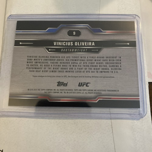 2025 Topps Chrome UFC Vinicius Oliveira Rookie Blue Geometric Refractor /99 - Picture 2 of 2