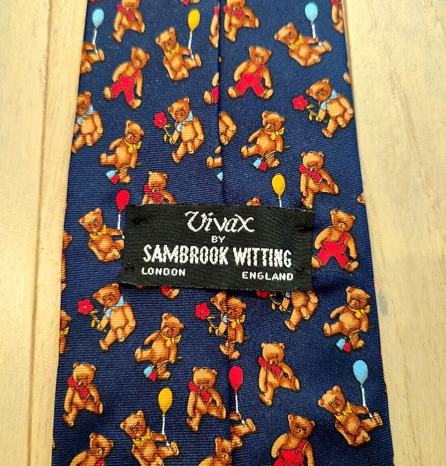 Cravatta orsacchiotto Vivax by Sambrook Witting London 100% seta blu multicolore pippo - Immagine 2 di 4