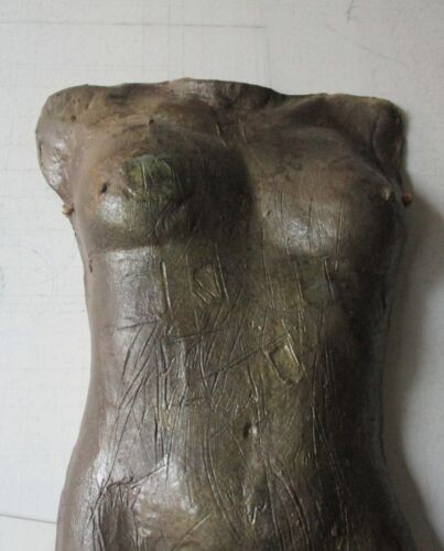 Escultura colgante de metal torso humano - Imagen 2 de 4